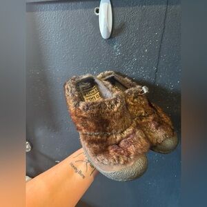 Women’s Keen Brown Furry Howser III Slide On Outdoor Sandals